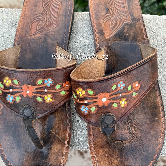 Mexican Leather Huarache Sandals for women with embroidered flowers. - Picture 3 of 4